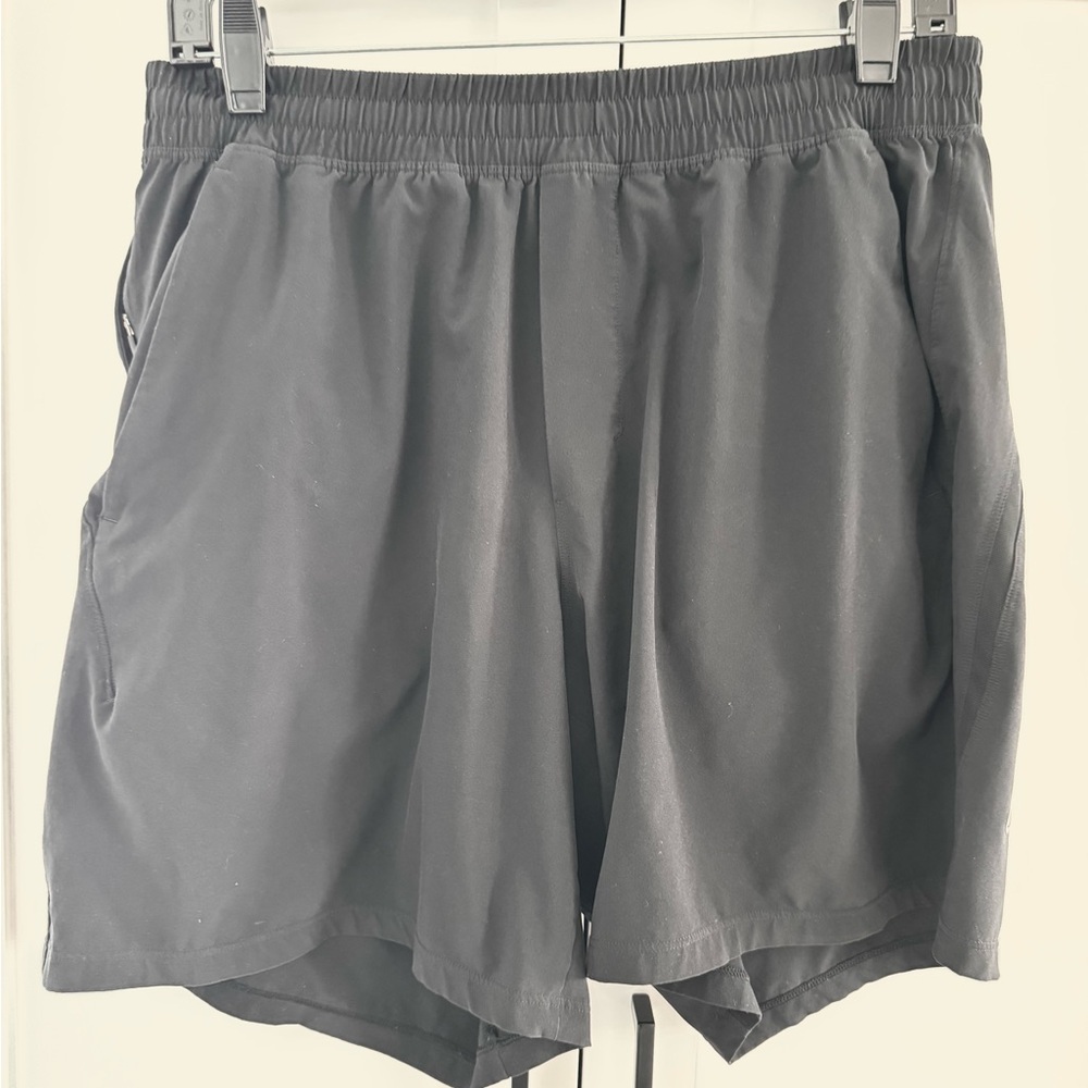 Lululemon men’s pace breaker shorts black size Large, 7inch lineless.
